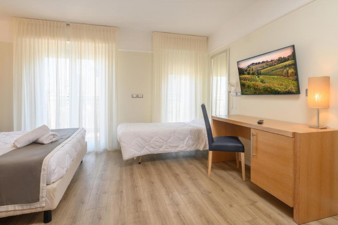 Atlas Hotel Riccione Esterno foto
